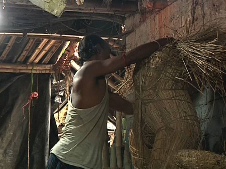 এ বছর যেন পুরনো মুডে ফেরা। হারানো সুর ফিরে পাওয়ার প্রস্তুতি শুরু হয়ে গেছে পাড়ায় পাড়ায়। দুর্গাপুজোর আঁতুড়ঘুর কুমোরটুলি।