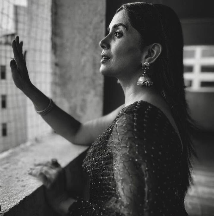 सोशल मीडियावर सर्वात सक्रिय मराठी सेलिब्रिटींपैकी एक म्हणून ओळखली जाणारी, सोनाली तिच्या जीवनातील खास फोटो शेअर करून तिच्या चाहत्यांच्या संपर्कात असते.