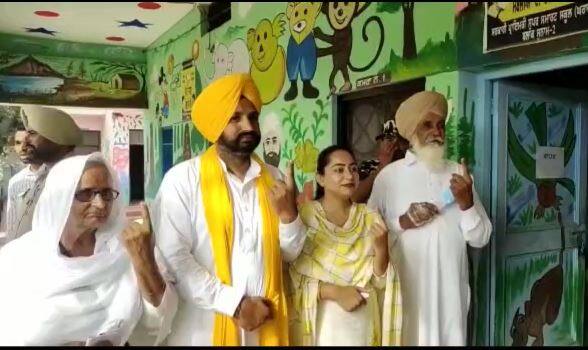 Sangrur by election 2022: Aam Aadmi Party candidate Gurmail Singh Sarpanch Gharachon casts his vote along with his family Sangrur by election 2022: ਆਮ ਆਦਮੀ ਪਾਰਟੀ ਦੇ ਉਮੀਦਵਾਰ ਗੁਰਮੇਲ ਸਿੰਘ ਘਰਾਚੋਂ ਨੇ ਪਰਿਵਾਰ ਸਮੇਤ ਪਾਈ ਵੋਟ