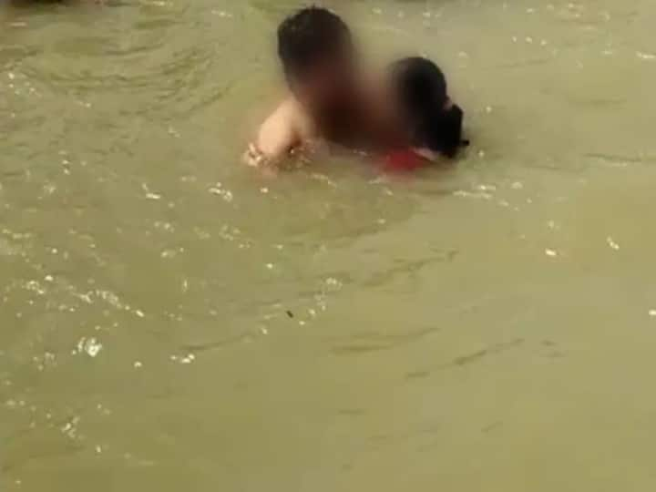 Ayodhya Ram Ki Paidi police FIR registered against beat up couple in Saryu river action after video went viral Ayodhya: सरयू नदी में कपल की पिटाई करने वालों पर FIR दर्ज, Video Viral होने के बाद एक्शन में पुलिस