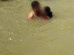 Ayodhya: सरयू नदी में कपल की पिटाई करने वालों पर FIR दर्ज, Video Viral होने के बाद एक्शन में पुलिस