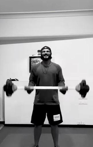 उन्होंने कहा, ''आज भी, जब मैं हर सुबह उठता हूं, तो मुझे कमिटेड और अवेयर होना पड़ता है. मेरी लड़ाई बहुत गहरी है, मैं इसे लड़ता हूं हर दिन मेरे चेहरे पर मुस्कान के साथ. कुछ बुरे दिन भी होते हैं. किसी के लिए भी जिसे प्रेरणा की जरूरत है, मुझे खुशी है कि मैं उन्हें प्रेरित कर सकता हूं, लेकिन मैं अगले व्यक्ति की तरह असुरक्षित हूं.”