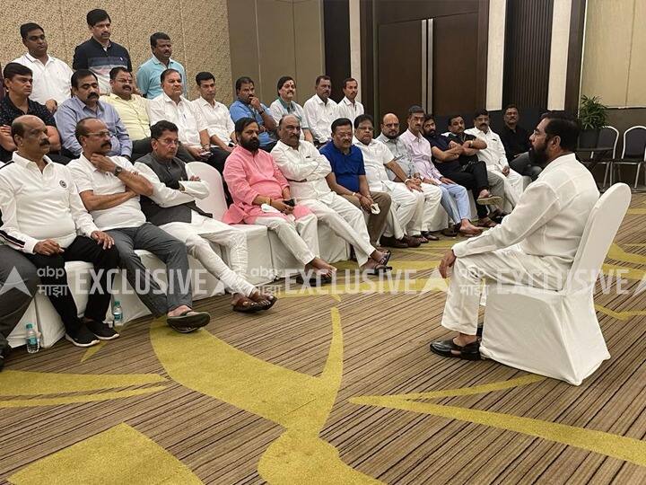 एकनाथ शिंदे यांच्या गटात शिवसेना आणि अपक्ष मिळून 42 आमदार आहेत. यात शिवसेनेच्या 35 आणि 7 अपक्ष आमदारांचा समावेश आहे.