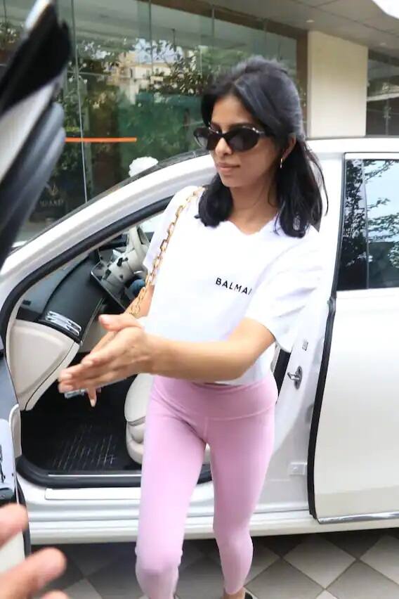 બોલિવૂડના કિંગ ખાન એટલે કે શાહરૂખ ખાનની  દીકરી સુહાના ખાને ભલે બોલિવૂડમાં ડેબ્યૂ કર્યું ન હોય, પરંતુ તેમ છતાં તે પોતાની ફેશન સેન્સને કારણે ઘણી વાર ચર્ચામાં રહે છે.