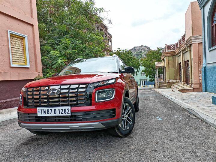 Hyundai ने नुकतीच भारतात आपली नवीन Hyundai Venue फेसलिफ्ट लॉन्च केली आहे. पहिल्यांदा Hyundai Venue भारतात मे 2019 मध्ये लॉन्च करण्यात आली होती. हा तो काळ होता जेव्हा कॉम्पॅक्ट एसयूव्ही ही भारतीय बाजारपेठेत सर्वाधिक विक्री होणाऱ्या कारपैकी एक होती. तेव्हापासून कॉम्पॅक्ट SUV मार्केट झेप घेत वाढले आहे आणि Hyundai Venue ही भारतातील सर्वाधिक विकल्या जाणाऱ्या Hyundai कारपैकी एक बनली आहे. भारतीय बाजारपेठेत अनेक कॉम्पॅक्ट एसयूव्ही विक्रीसाठी असल्या तरी Hyundai Venue ने आपली पकड कायम ठेवली. अशातच कंपनीने आपली अपडेटेड आणि अधिक नवीन फीचर्सने सुसज्ज असलेली 2022 Hyundai Venue Facelift बाजारात उतरवली आहे. आपण याच कारची संपूर्ण माहिती जाणून घेणार आहोत.