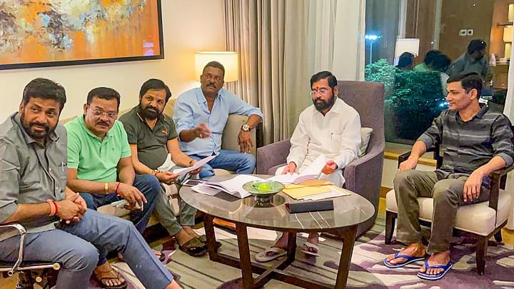 Maharashtra political crisis: Three more Shiv Sena MLAs join Eknath Shinde camp in Guwahati, know in details Maharashtra political crisis: আরও তিন শিবসেনা বিধায়ক উদ্ধব ছেড়ে যোগ দিলেন শিন্ডে শিবিরে