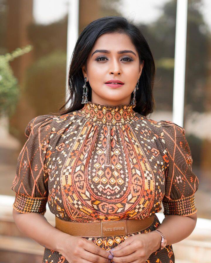 ச வலையிடுதா நெஞ்சம் அதில் விழுதா எழுந்திடும் போதும் அன்பே மீண்டும் விழுந்திடுதா