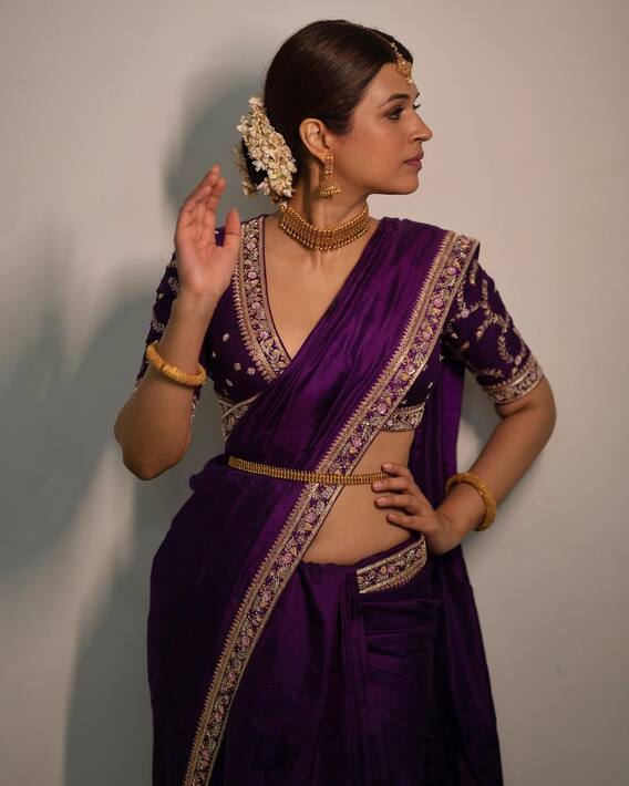 Shraddha Das: బుగ్గలో సొట్ట, చిట్టి నడుము, నడుము చుట్టూ వడ్డాణం, చీరలో శ్రద్ధా దాస్ కేక