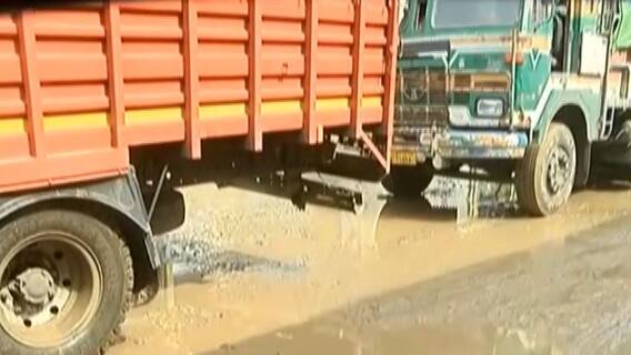 રાજકોટમાં બિસ્માર રસ્તાઓને લઇ લોકો પરેશાન, બઈકચાલકો લપસી  પડતા હોવાની ફરિયાદ