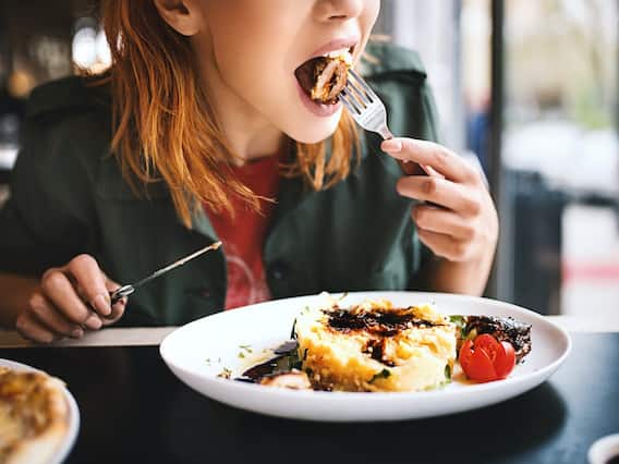 Vastu Tips For Eating Food: ਖਾਣਾ ਖਾਂਦੇ ਸਮੇਂ ਇਹ ਕੰਮ ਕਦੇ ਨਾ ਕਰੋ, ਨਹੀਂ ਤਾਂ ਹੋਣਗੇ ਇਹ ਨੁਕਸਾਨ Vastu Tips For Eating Food: ਖਾਣਾ ਖਾਂਦੇ ਸਮੇਂ ਇਹ ਕੰਮ ਕਦੇ ਨਾ ਕਰੋ, ਨਹੀਂ ਤਾਂ ਹੋਣਗੇ ਇਹ ਨੁਕਸਾਨ