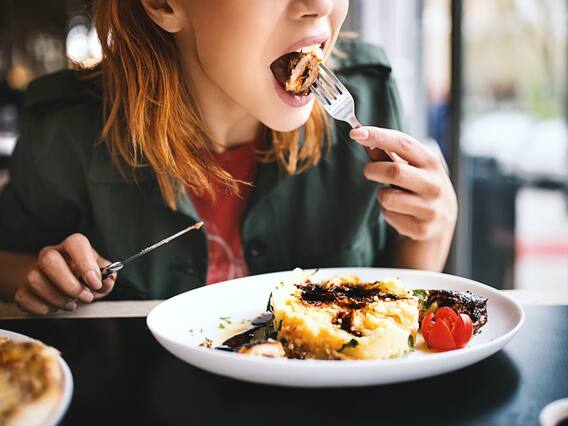 Vastu Tips For Eating Food: ਖਾਣਾ ਖਾਂਦੇ ਸਮੇਂ ਇਹ ਕੰਮ ਕਦੇ ਨਾ ਕਰੋ, ਨਹੀਂ ਤਾਂ ਹੋਣਗੇ ਇਹ ਨੁਕਸਾਨ