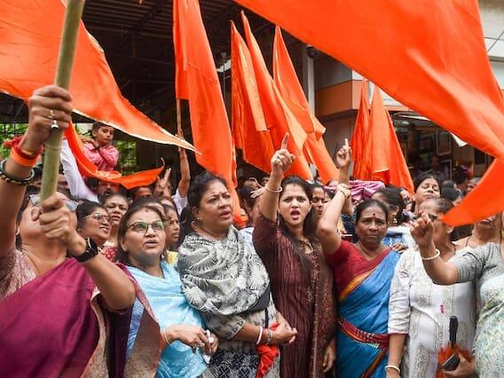 જ્યારે તેઓ તેમના પરિવારના સભ્યો સાથે રાત્રે 9.50 વાગ્યે તેમના સત્તાવાર ઘરેથી નીકળ્યા, ત્યારે પક્ષના કાર્યકરોએ સૂત્રોચ્ચાર કર્યા અને મુખ્ય પ્રધાન પર ફુલો વરસાવ્યા હતા.