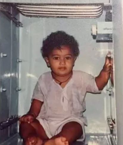 Childhood Photo: फ्रिज के अंदर बैठे इस बच्चे को पहचान नहीं पाएंगे आप, आज बॉलीवुड में करता है राज
