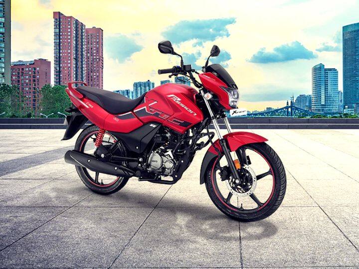 Passion XTec मध्ये, रायडर वाहन आणि कनेक्टिव्हिटी फंक्शन्स जलद आणि सुलभ वापरू शकतो. ब्लू बॅकलाइटसह सेगमेंट-फर्स्ट फुल डिजिटल स्पीडोमीटर कन्सोल इंटिग्रेटेड USB चार्जिंग पोर्टसह ब्लूटूथ कनेक्टिव्हिटी, फोन कॉल अलर्ट, मिस्ड कॉल आणि एसएमएस नोटिफिकेशन यासारख्या फीचर्ससह येते.
