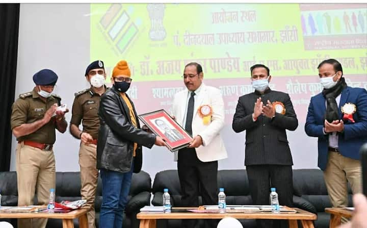 बता दें कि अर्शप्रीत सिंह के पापा झांसी ईवीएम के इंचार्ज हैं.