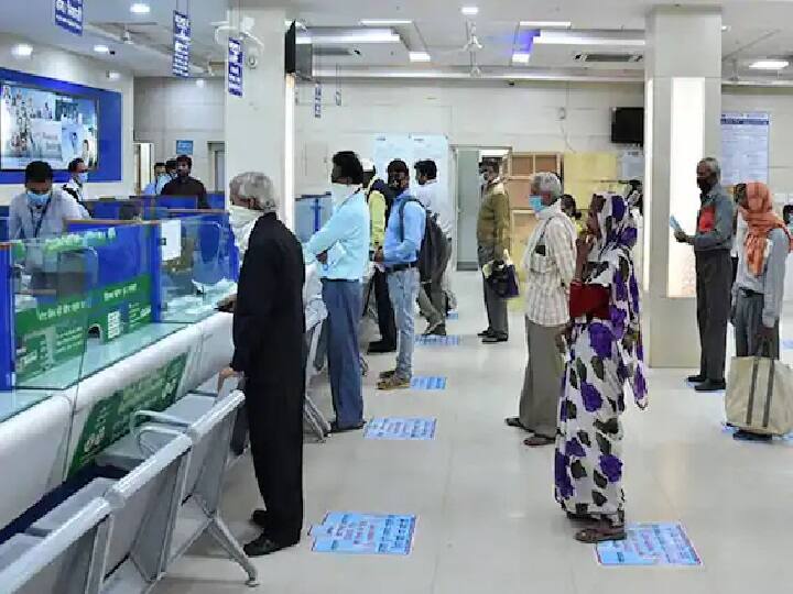 Overdraft Facility: बैंक अपने ग्राहकों को अलग-अलग तरह सुविधाएं देता है. यह तो हम सभी जानते हैं कि हमारे खाते में जितने पैसे होते हैं हम उतना ही निकाल सकते हैं लेकिन, क्या आपको पता है कि अपनी जरूरत के अनुसार खाते में पैसे न होते हुए भी निकाल सकते हैं. कई बार हमें जीवन में अचानक पैसों को जरूरत पड़ जाती है. ऐसे में ज्यादातर लोगों के मन में लोन लेने का ख्याल आता है लेकिन, आप लोन के बजाय एक और सुविधा का लाभ उठा सकते हैं.