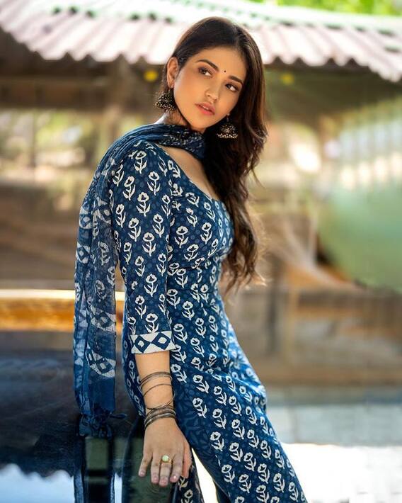 Priyanka Jawalkar Photos: ద్యావుడా!ట్రెడిషనల్ వేర్ లో కూడా ఇలా ఉందేంటి!