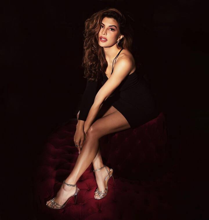 જેકલિને બ્લેક ડ્રેસમા ખૂબ જ સુંદર તસવીરો શેર કરી છે. જેકલિન અલગ-અલગ અંદાજમાં પોઝ આપતા જોવા મળી છે.