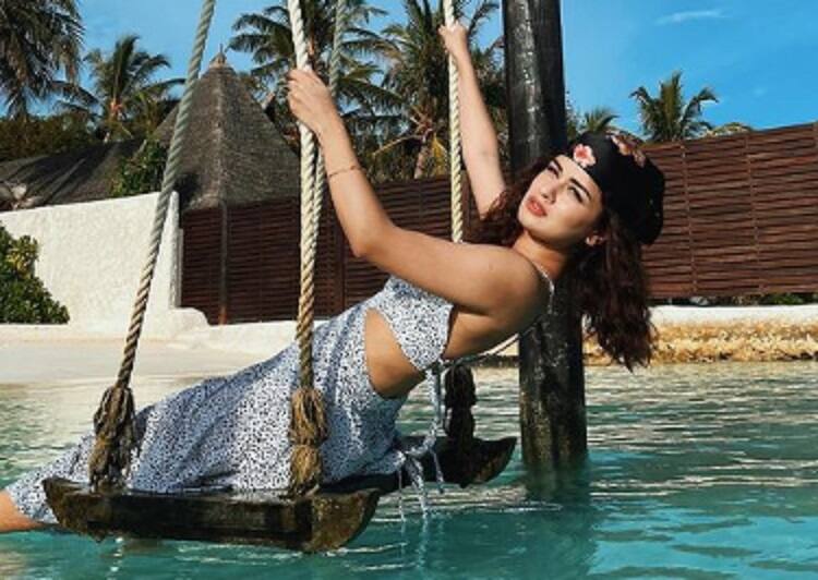 20 years actress avneet kaur appears in black bikini look in pool side ટીવીની 20 વર્ષીય એક્ટ્રેસે બ્લેક સ્વિમસૂટમાં બતાવ્યો કાતિલ અંદાજ, માથા પર સ્કાર્ફ અને સેક્સી લૂકવાળી તસવીરો વાયરલ