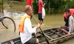 આસામમાં પૂરની સ્થિતિ વચ્ચે દર્દીને હોસ્પિટલ પહોંચાડવા મંત્રીએ ચલાવી હોડી, જુઓ આ વીડિયો