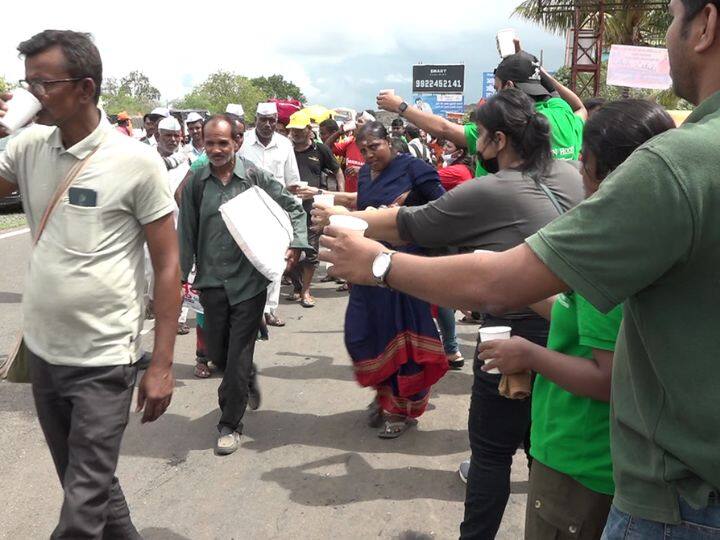 दोन्ही पालख्या आधी हडपसर रस्त्याने पुढे दिवे घाटमार्गे सासवड येथे मुक्कामी असणार आहेत. पण तत्पूर्वी संत ज्ञानेश्वर महाराजांची पालखी आज दिवे घाटातून खडतर प्रवास करत असताना त्याच्या वारकऱ्यांच्या (Ashadhi Wari 2022) मदतीला शेकडो तरुण-तरुणींची फौज रॉबिनहूड आर्मीच्या रुपात पोहोचली आहे.