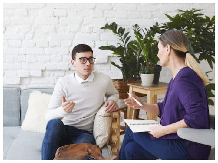 उनकी बातों का ना लें पर्सनली: अपने पार्टनर के रवैये से अगर आप वाकिफ हैं तो उनकी बातों को पर्सनली ना लें वरना आप उनके साथ रह ही नहीं पाएंगी. हो सकता है वह भविष्य में ऐसा कुछ गलत ना हो जाए इसलिए डर से आपको ऐसा समझाने की कोशिश करते होंगे.