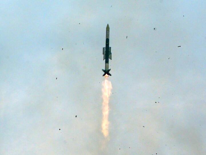 DRDO and Indian Navy successfully tested VL-SRSAM surface to air missile know its features DRDO और भारतीय नौसेना ने सतह से हवा में वार करने वाली VL-SRSAM मिसाइल का किया सफल परीक्षण, जानिए इसकी खासियत