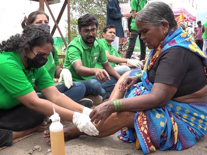 दररोज कॉर्पोरेट क्षेत्रामध्ये काम करणारे हे तरुण तरुणी आज अवघड दिवे घाट चालून येणाऱ्या वारकऱ्यांच्या पायाला मसाज करण्याचे काम करत असल्याचं इथे पाहायला मिळालं.