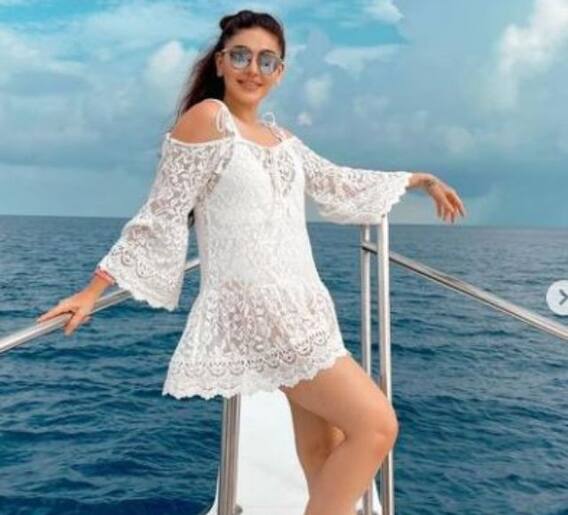 शॉर्ट ड्रेसवर समुद्राच्या मध्यावर पोहोचली शेफाली जरीवाला
