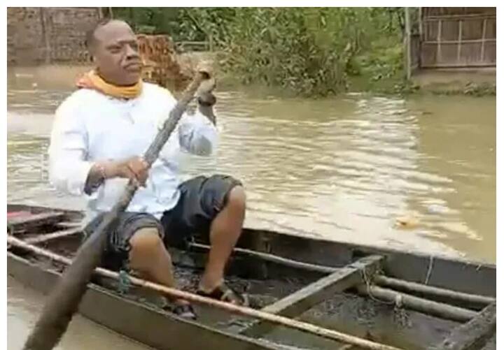 Assam minister drives boat to take patient to hospital amid floods Assam Flood: बाढ़ के बीच मरीज को अस्पताल पहुंचाने के लिए असम के मंत्री ने चलाई नाव, देखें वीडियो