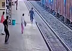 રેલવે સ્ટાફે જીવનું જોખમ ખેડી બચાવ્યો એક વ્યક્તિનો જીવ; જુઓ આ વીડિયો
