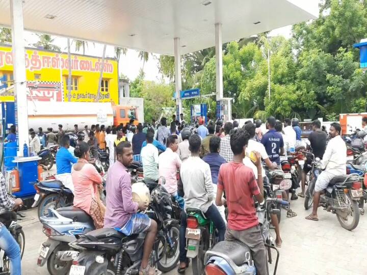 Free petrol was given to all those who wore helmets on the eve of Vijay's birthday in Sirkazhi. நடிகர் விஜய்யால் கிடைத்த இலவச பெட்ரோல்; வாகன ஓட்டிகள் இன்ப அதிர்ச்சி...!