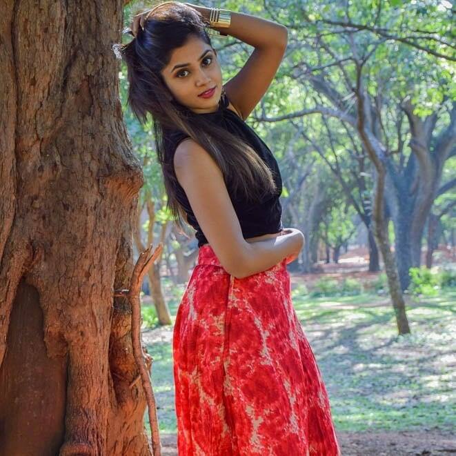 బెంగుళూరులోనే పుట్టి పెరిగిన రక్షా గౌడ విద్యాభ్యాసం మొత్తం బెంగళూరులోనే. చిన్నప్పటి నుంచి నటనపై ఉన్న ఆసక్తితో మోడలింగ్ లో అడుగుపెట్టిన రక్షా బీబీఏ చదువుండగా 'రాధారమణ' అనే కన్నడ సీరియల్ లో నటించే ఛాన్స్ కొట్టేసింది.
