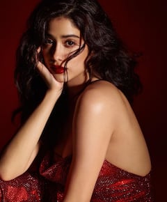 Janhvi Kapoor:  ఇంతందంగా దేవుడు నిన్నెలా సృష్టించాడు బేబీ?  జాన్వీని చూసి మనసు జార్చేసుకుంటున్న కుర్రాళ్లు