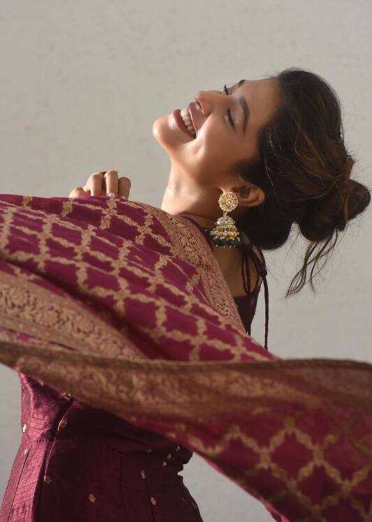 संस्कृती तिच्या वेगवेगळ्या लूकमधील फोटो सोशल मीडियावर शेअर करते. (Sanskruti Balgude/Instagram)