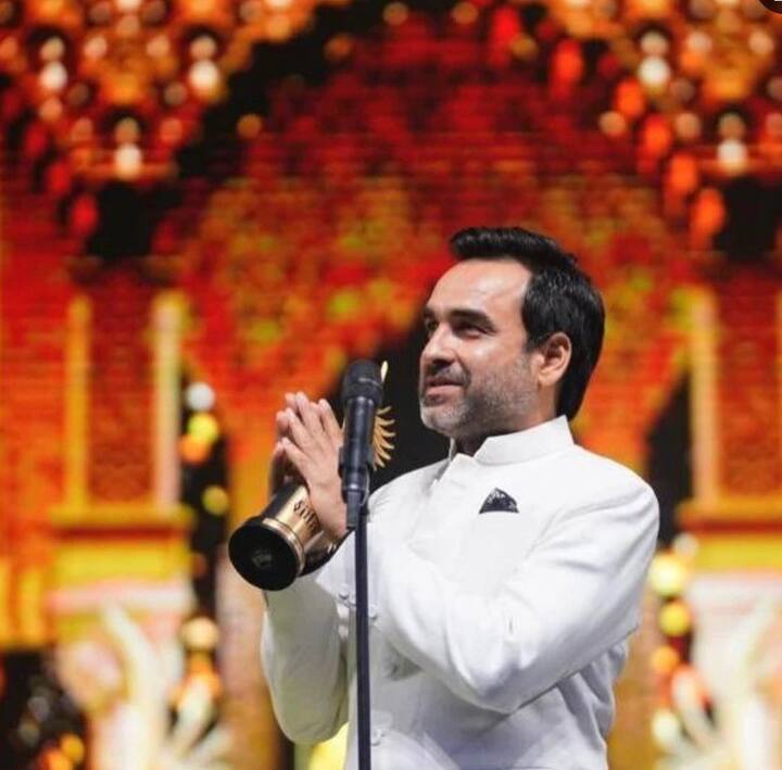 पंकज त्रिपाठी को इसी साल IIFA 2022 में बेस्ट सपोर्टिंग रोल के लिए अवॉर्ड मिला था. ये अवॉर्ड उन्हें फिल्म ‘मिमी’ के लिए मिला था, जिसमें वह कृति सेनन के साथ दिखाई दिए थे.