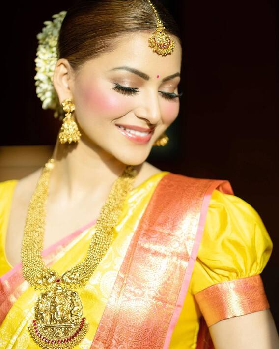 उर्वशी रौतेलाचा लाजरा अन् साजरा मुखडा