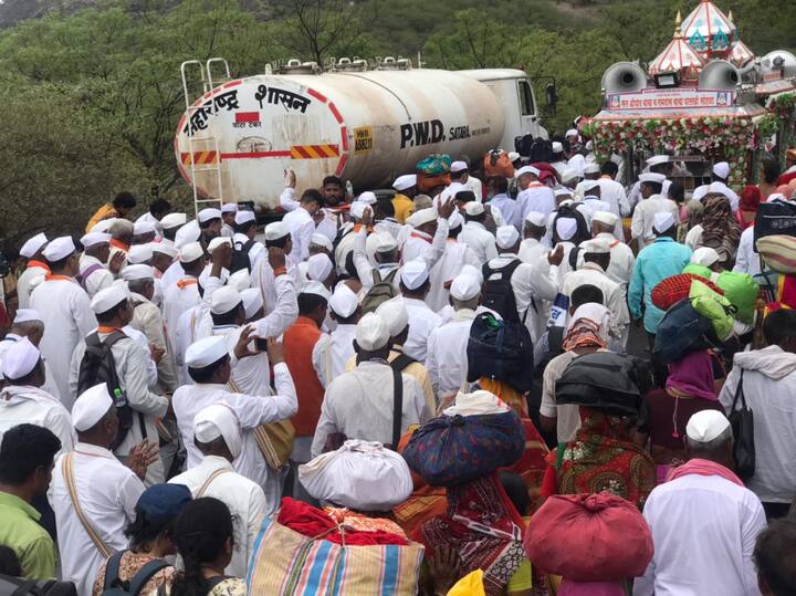 दोन वर्षांनंतर पायी यात्रा सुरू झाल्यापासून लाखो वारकरी दोन्ही पालखीत सामील झाले आहेत. संत ज्ञानेश्वर महाराजांची पालखी आज दिवे घाटातून खडतर प्रवासाला निघाले आहेत.