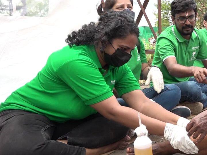 असं म्हटलं जातं की शेकडो किलोमीटर पायी चालल्यानंतर मजल दरमजल मुक्काम करत पंढरपूरच्या दिशेने जाणाऱ्या वारकऱ्यांना आषाढीला विठ्ठल भेटतो. मात्र जे सेवेकरी रस्त्यात या वारकऱ्यांची सेवा करतात त्या सेवेकऱ्यांना या वारकऱ्यांमध्ये विठ्ठल भेटतो.