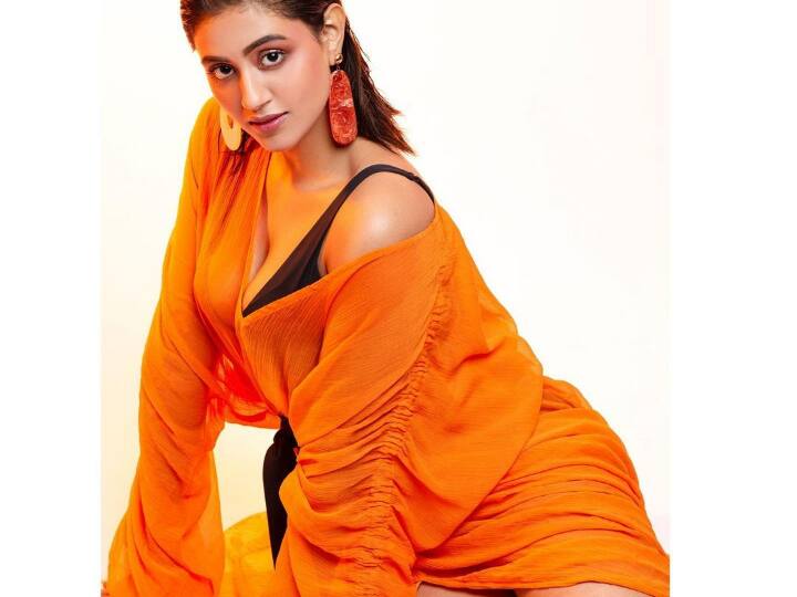 अंजलि ने ग्लैमरस तस्वीरें अपने इंस्टाग्राम पर शेयर की हैं जिनमें वो ऑरेंज आउटफिट में क्लीवेज फ्लॉन्ट करती दिख रही हैं.