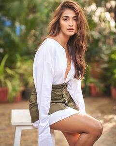 Pooja Hegde : पूजाचा क्लासी अंदाज; पाहा ग्लॅमरस फोटो!