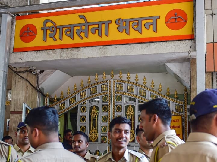 Maharashtra Political Crisis: संगठन बचाने में जुटे उद्धव ठाकरे! आज जिला प्रमुखों की हुई बैठक, कल राष्ट्रीय कार्यकारिणी की मीटिंग Maharashtra Political Crisis Shiv Sena National Executive Committee Meeting will held at Shiv Sena Bhavan on Saturday 1 PM Maharashtra Political Crisis: संगठन बचाने में जुटे उद्धव ठाकरे! आज जिला प्रमुखों की हुई बैठक, कल राष्ट्रीय कार्यकारिणी की मीटिंग