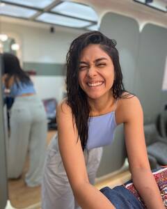 Mrunal Thakur Photos: बिकिनी में फोटो शेयर कर मृणाल ठाकुर ने बढ़ाया इंटरनेट का पारा, ग्लैमरस अदाओं ने उड़ाई फैन्स की नींद