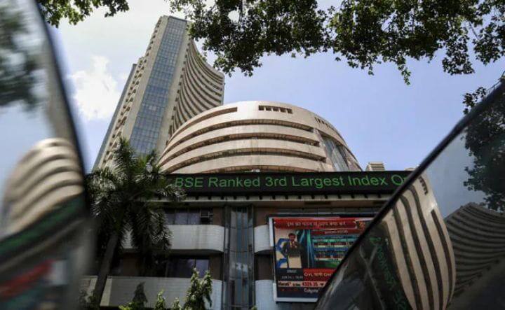 The Sensex was up over 600 points and the Nifty was up over 15,700 600 புள்ளிகளுக்கு மேல் சென்செக்ஸ்; நிஃப்டி 15,700க்கு மேல் வர்த்தகம்