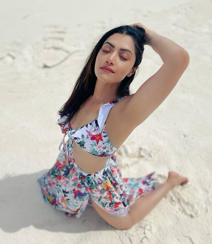 సోషల్ మీడియాలో యాక్టివ్ గా ఉండే మమతామోహన్ దాస్ ఎప్పటికప్పుడు యోగా వీడియోస్ , లేటెస్ట్ పిక్స్ షేర్ చేస్తుంటుంది. తాజాగా బీచ్ లో దిగిన ఫొటోస్ షేర్ చేసింది.