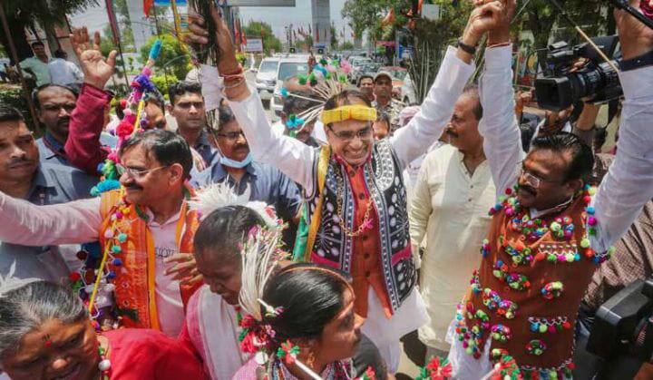 Shivraj Chouhan Celebrates BJP's Presidential Pick With A Dance பழங்குடியினரின் உடையில் டான்ஸ் ஆடிய முதல்வர்! திரௌபதி முர்முவுக்கு ஆதரவு.!!