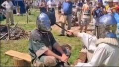 Watch Pan Slapping Contest: ਵਾਇਰਲ ਵੀਡੀਓ ਵਿੱਚ ਦੇਖੋ ਅਜੀਬ ਖੇਡ, Pan ਨਾਲ ਮਾਰਨਾ ਇੱਕ-ਦੂਜੇ ਨੂੰ ਥੱਪੜ