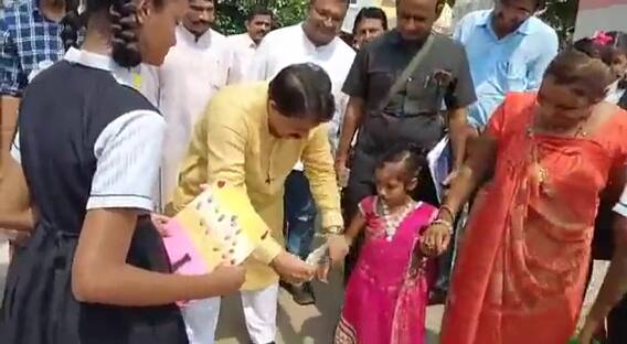 Vadodara : ખૂદ મંત્રી રાજેન્દ્ર ત્રિવેદી સ્કૂલમાં ગેરહાજર બાળકીને ઘરે લેવા ગયા, જુઓ વીડિયો