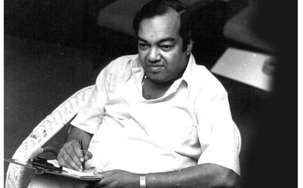 புல்லாங்குழல் கொடுத்த மூங்கில்களே – எங்கள் புருஷோத்தமன் புகழ் பாடுங்களேன் (புல்லாங்குழல்) வண்டாடும் கங்கை மலர் தோட்டங்களே – எங்கள் மதுசூதனன் புகழ் பாடுங்களேன்