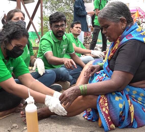दिवे घाटात वारकऱ्यांचा मदतीला रॉबिनहूड आर्मी